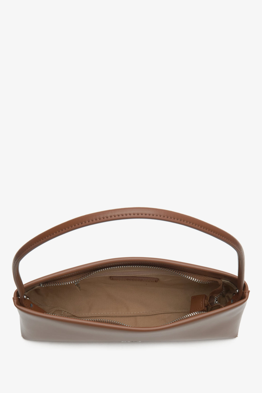 Women's brown leather handy bag - presentation of the main compartment.