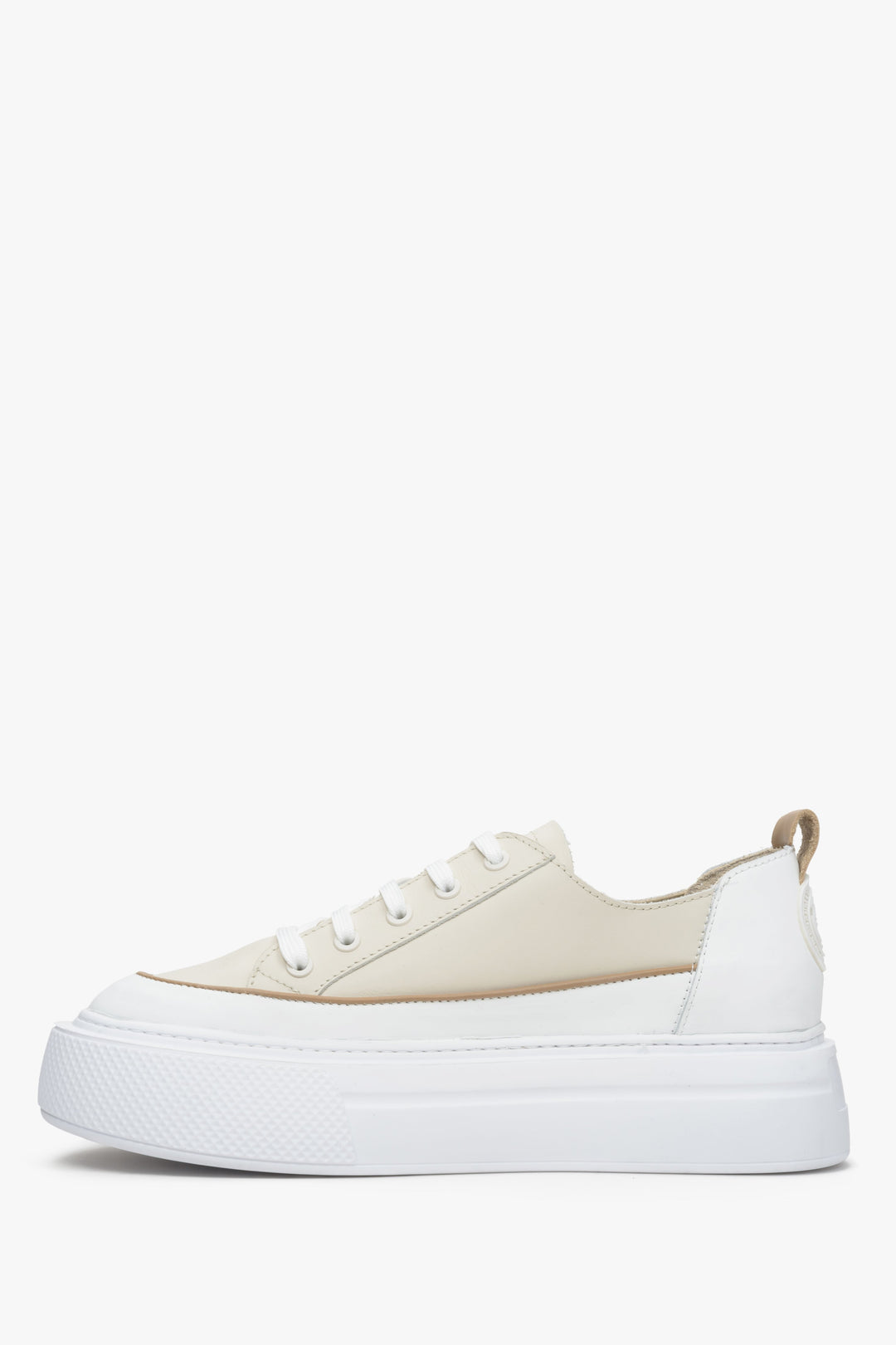 Beige & white women's low top sneakers made of natural leather - shoe profile.
