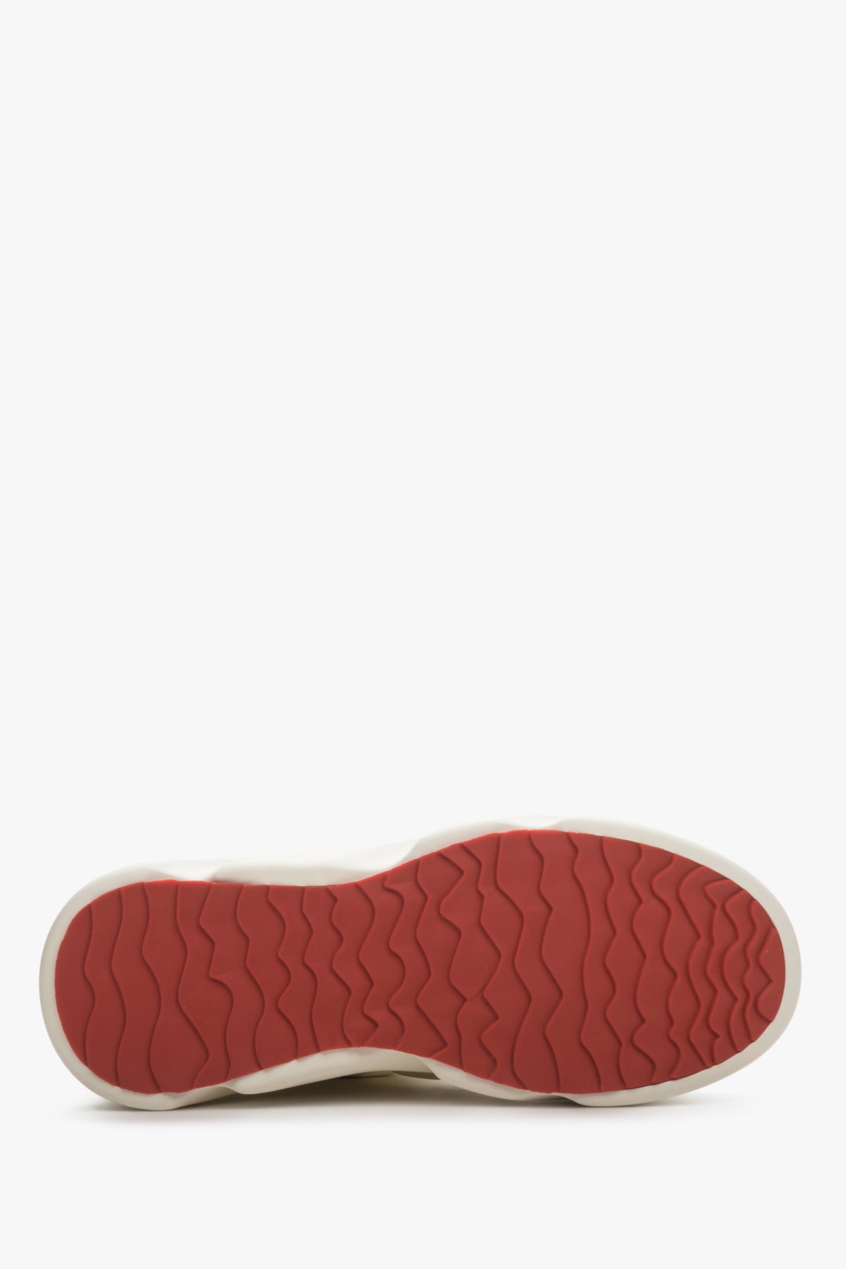 Women's leather snow boots in light beige by Estro - close-up on the shoe sole.
