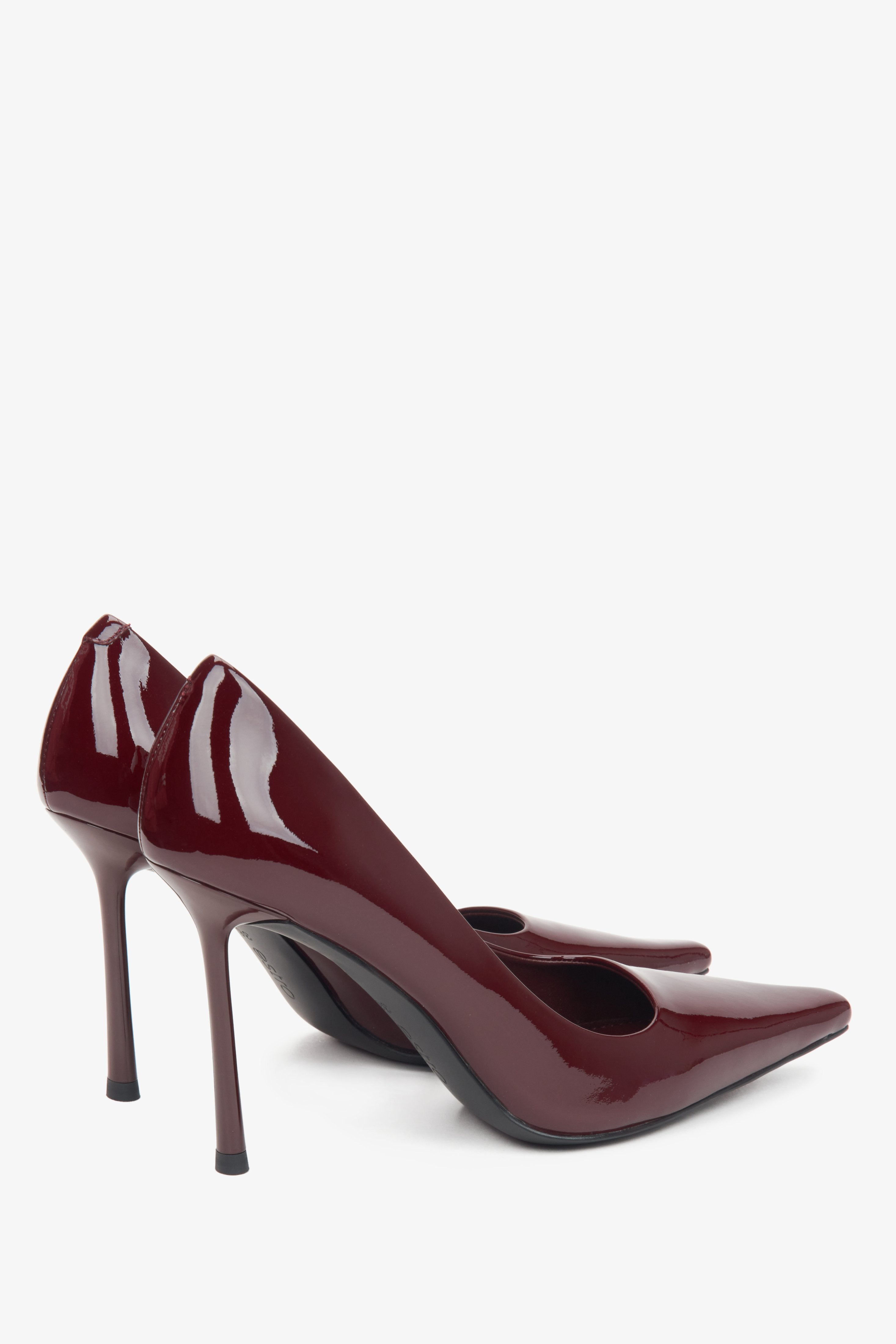 Women's high heels in burgundy, made of patent leather with a pointed toe, Estro.