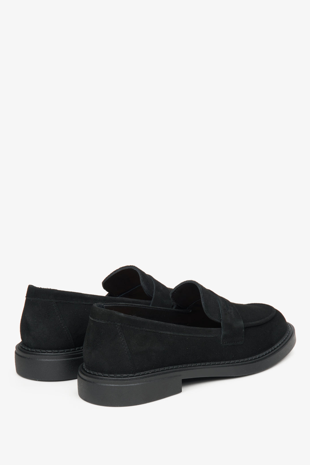 Women's velour moccasins in black Estro - a close-up of the heel.