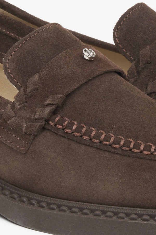 Velour brown loafers Estro - close-up detail.