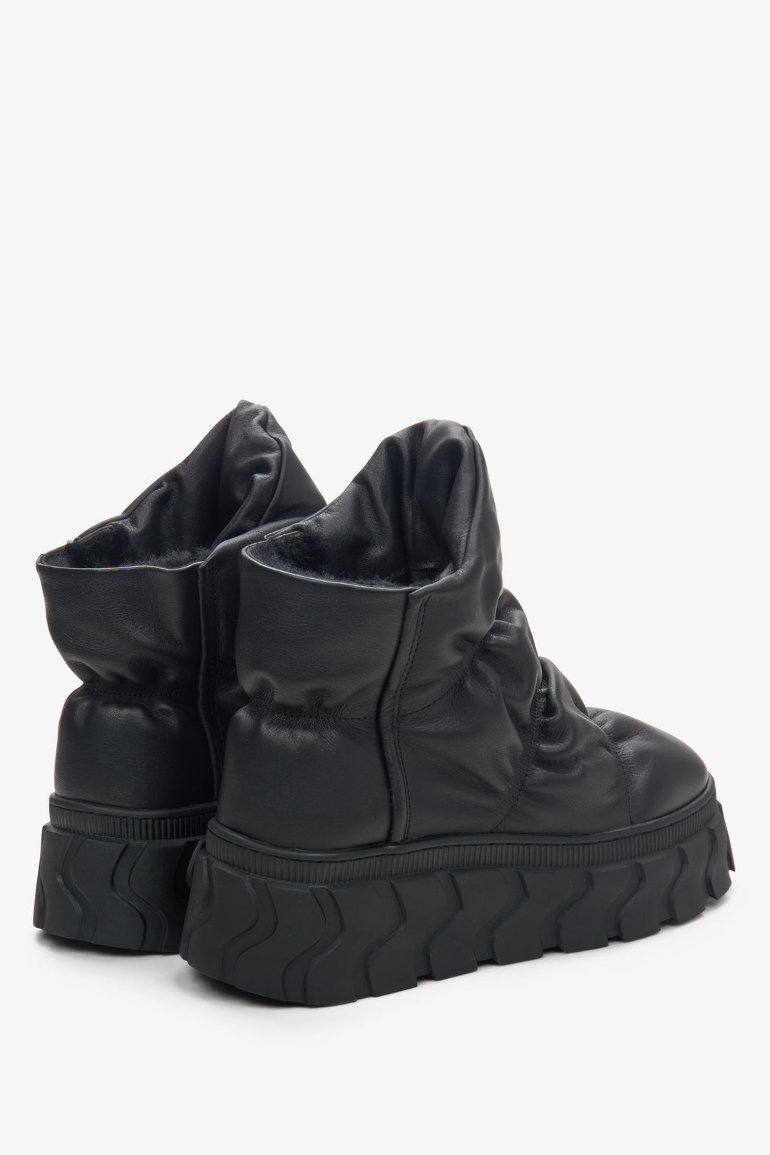 Women's warm and cozy black snow boots Estro - a close-up on shoe toe.