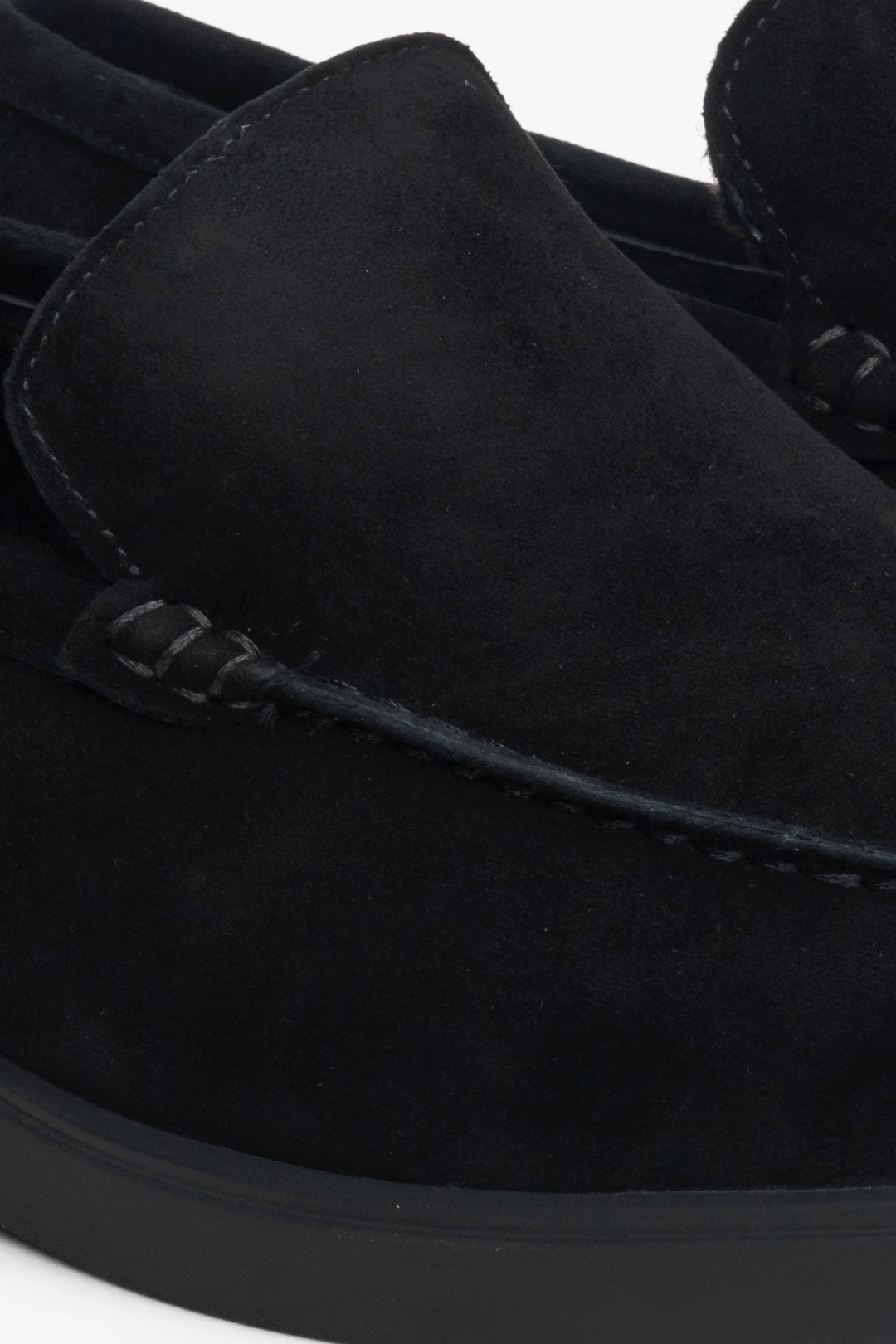 Men's moccasins made of genuine velour by Estro - close-up on the details.