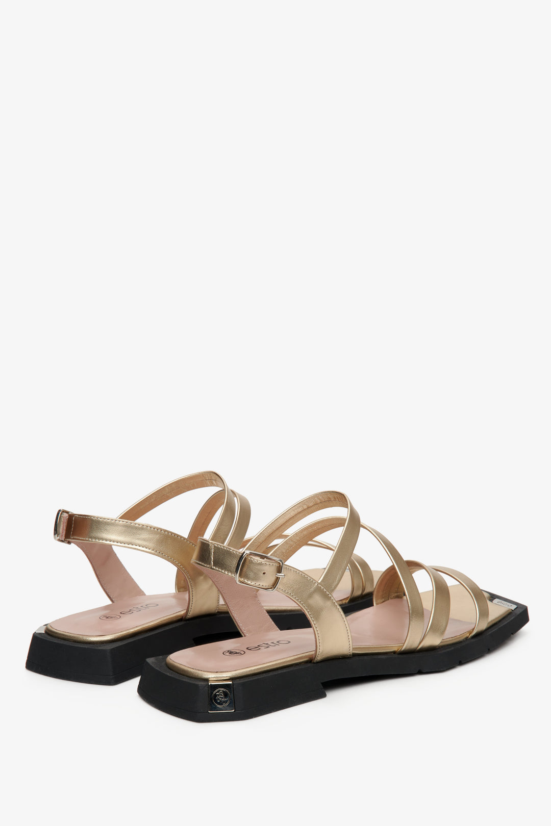 Leather, women's metallic sandals by Estro with thin straps - presentation of the back part of the shoes.