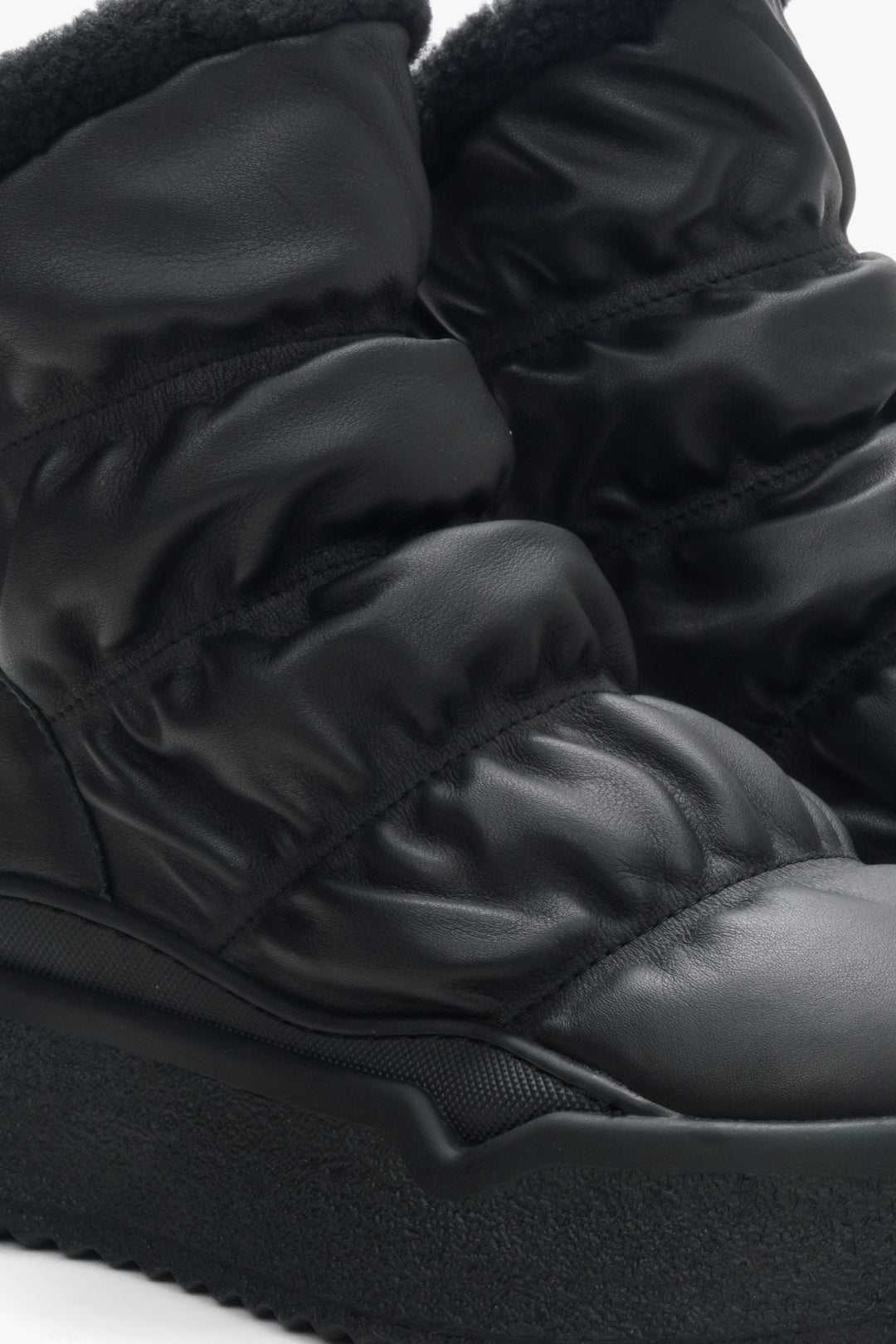 Women's snow boots in black Estro - a close-up on details.