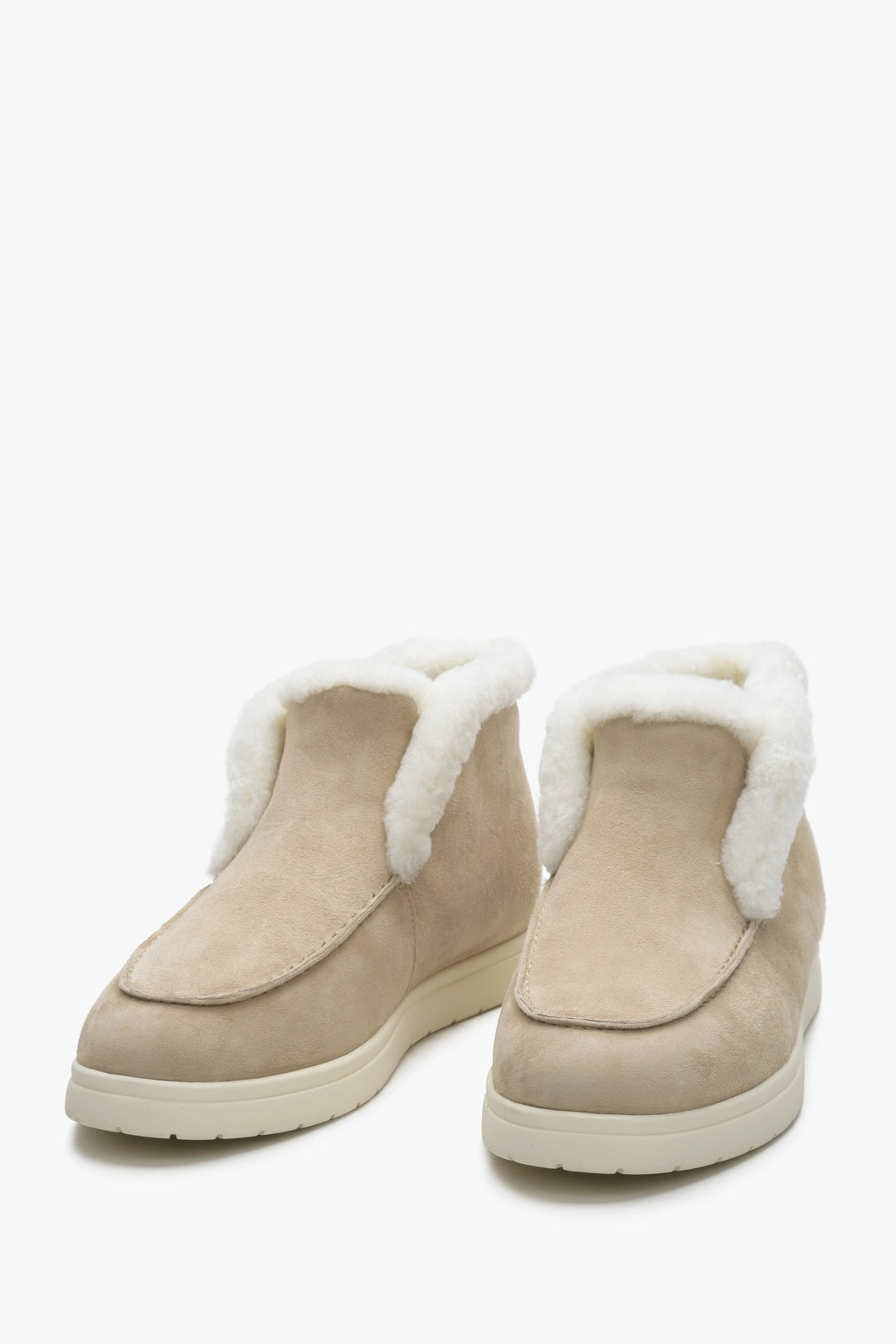 Low-top light beige slip on boots Estro with fur lining - presentation of the tip of the toes.