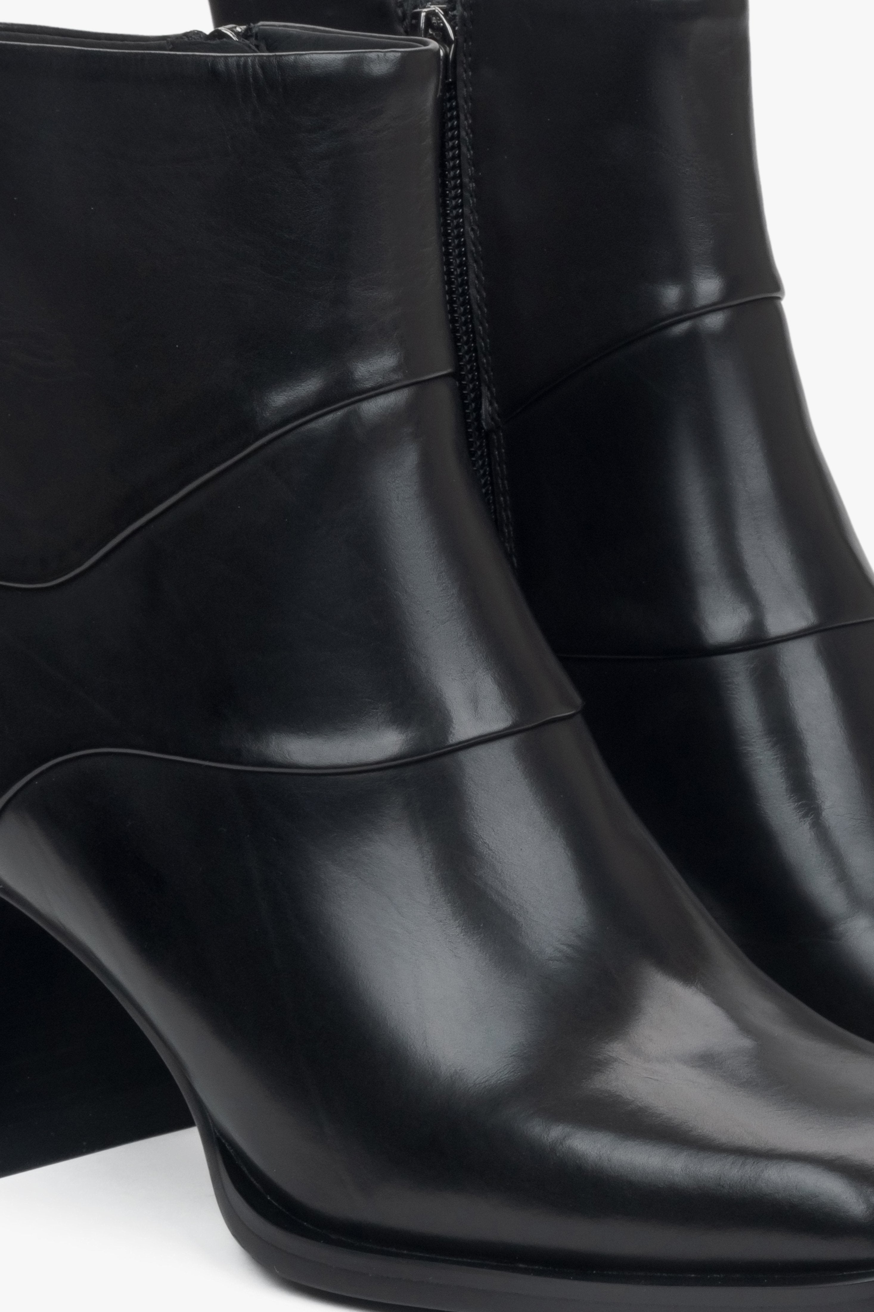 Black ankle boots by Estro made of natural leather with a stable and elegant block heel – details.