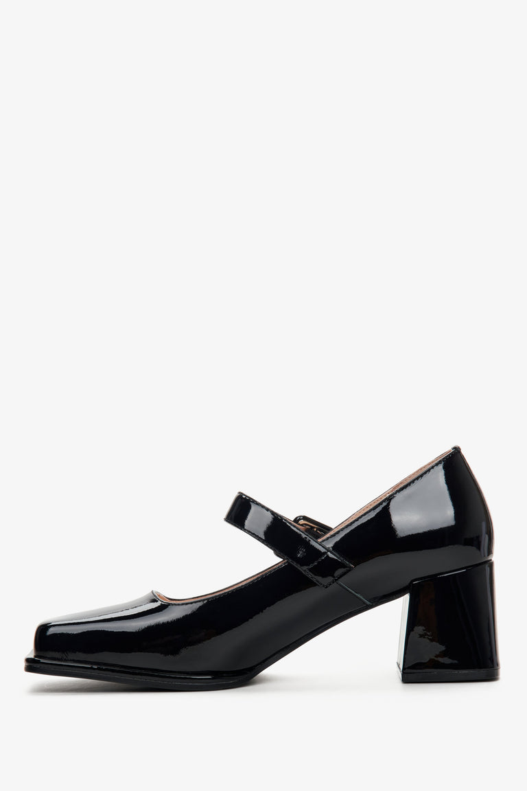 Women's black leather low-heeled pumps in black - shoe profile.