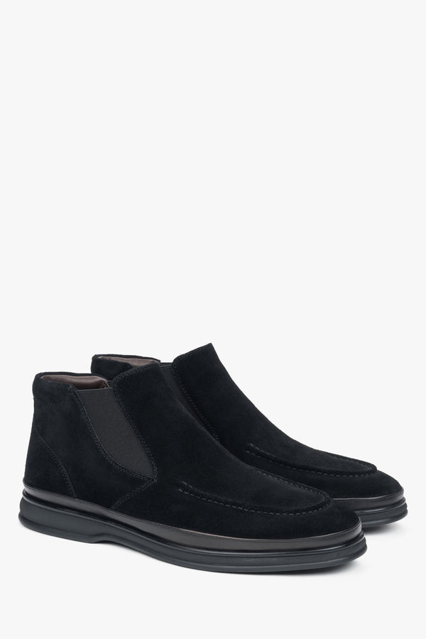 Black slip-on men's chelsea boots made of natural velour Estro – close-up of the side line and toe.