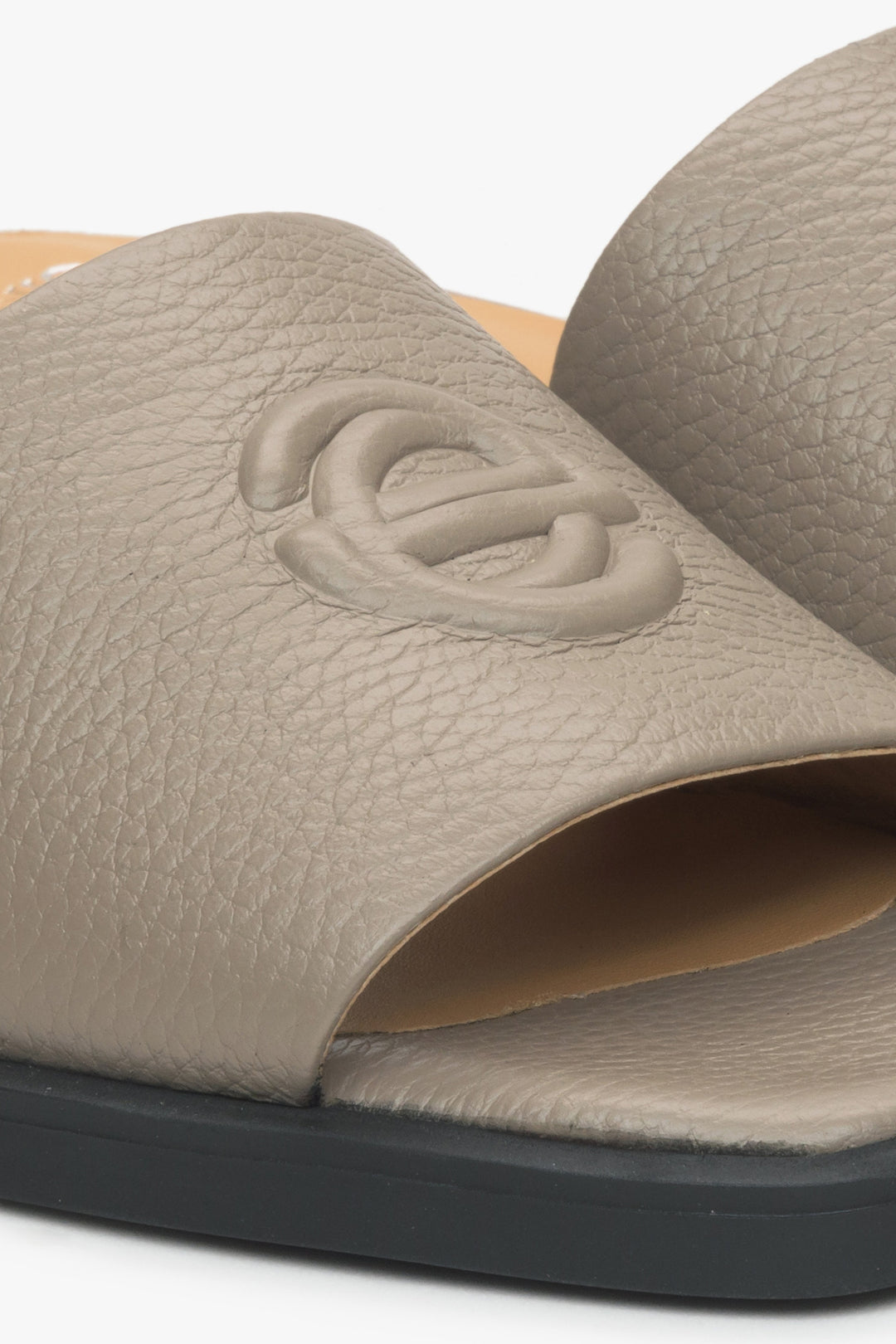 Women's grey flip-flops made of genuine leather by Estro - close-up on the details.