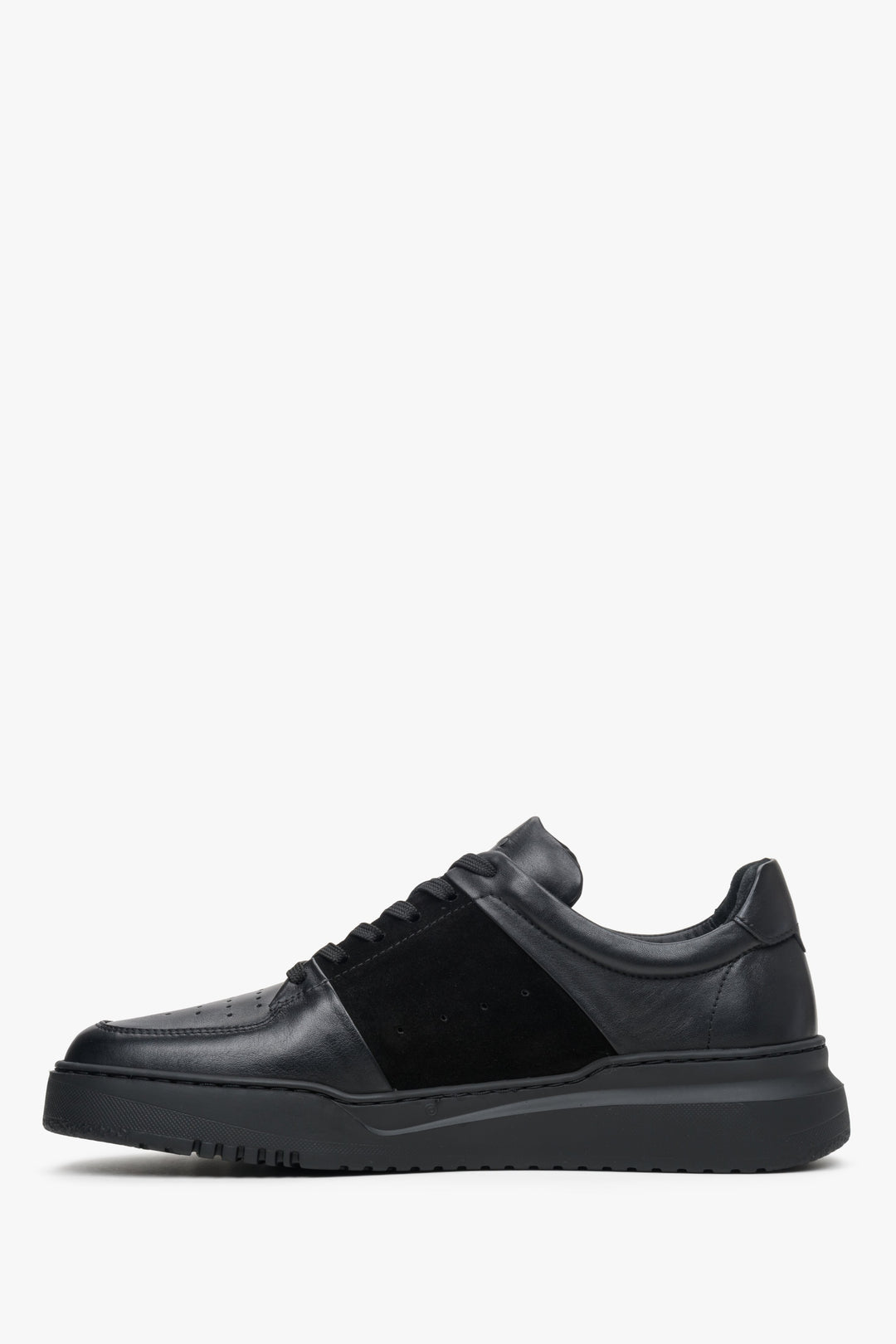 Men's black leather low top sneakers by Estro - shoe profile.