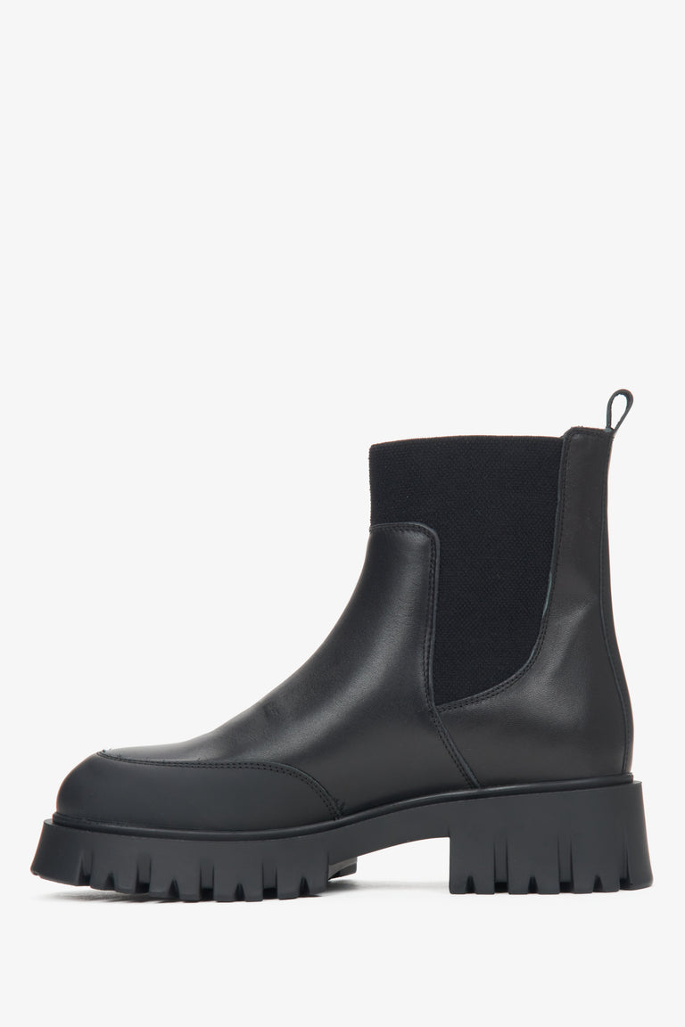 Women's black winter ankle boots Estro - side profile of the shoe.