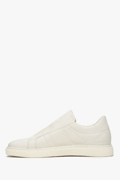 Men's light beige sneakers made of genuine leather by Estro - presentation of the shoe profile.