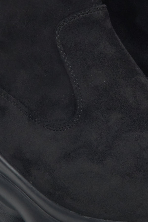 Women’s black velour chelsea boots Estro - close-up of the details.