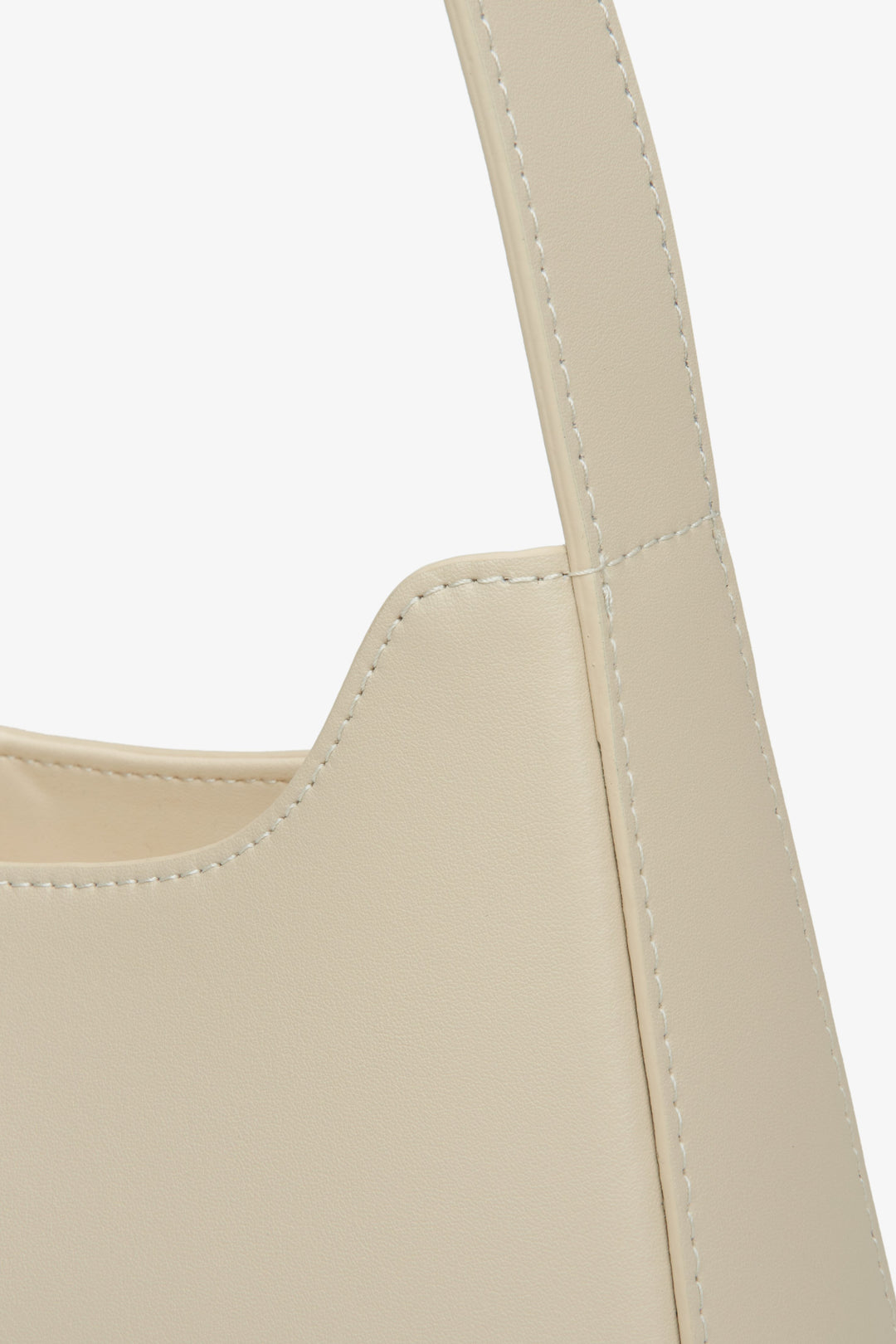 Light beige leather handbag Estro - a close-up on details.