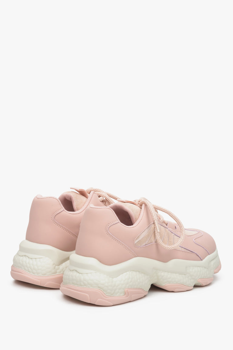 Suede-textile women's sneakers ES 8 with laces in light pink - close-up on the heel and side line of the shoes.