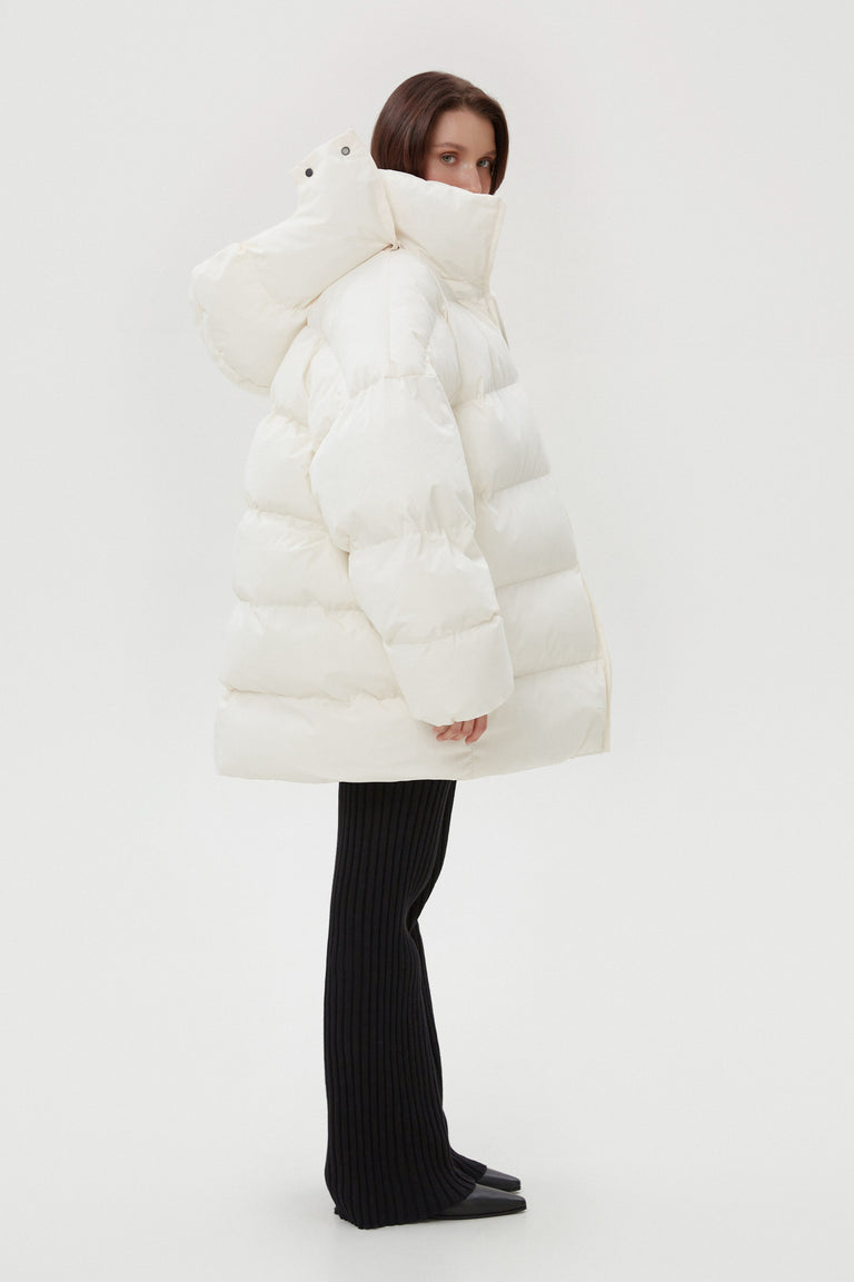 Women's light beige  puffer jacket Estro - side view.