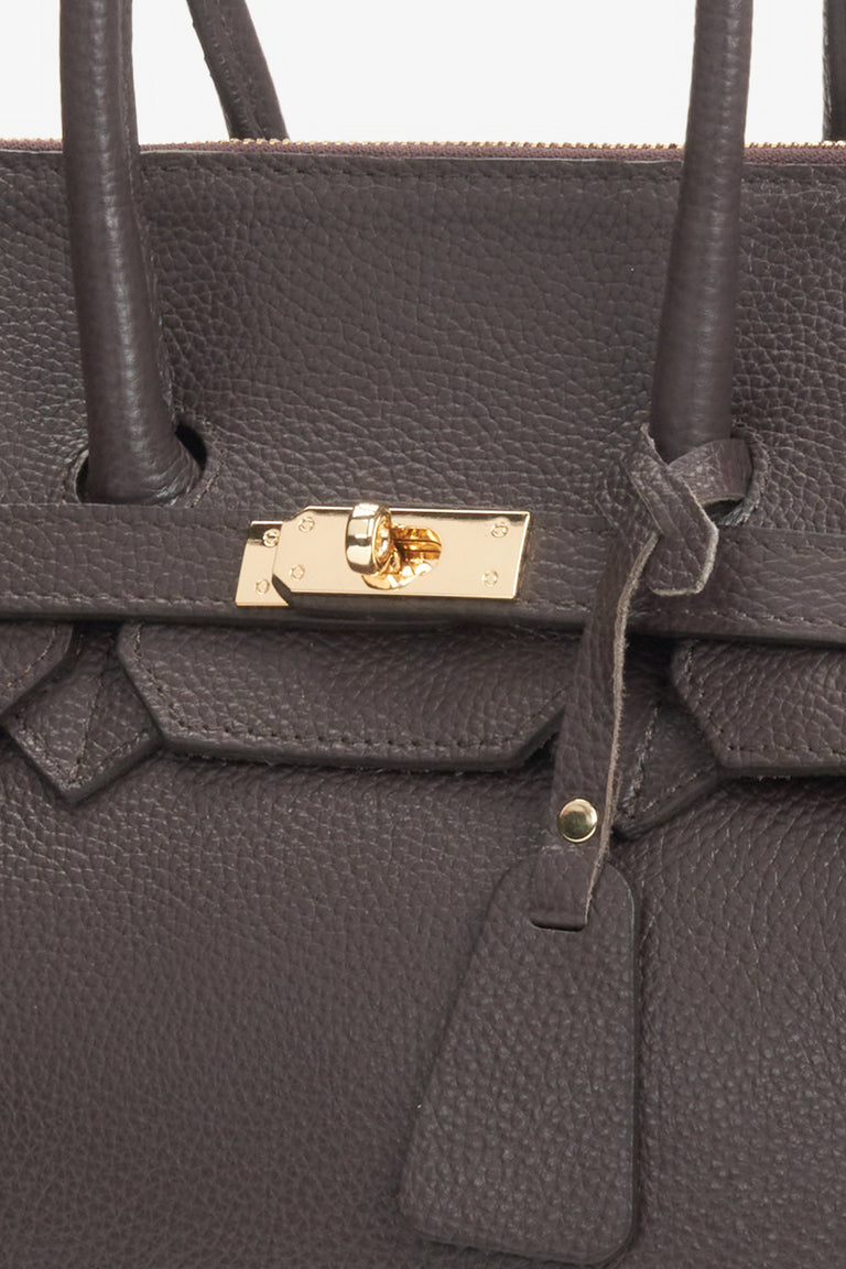 Women's dark brown handy satchel by Estro - close-up on the detail.