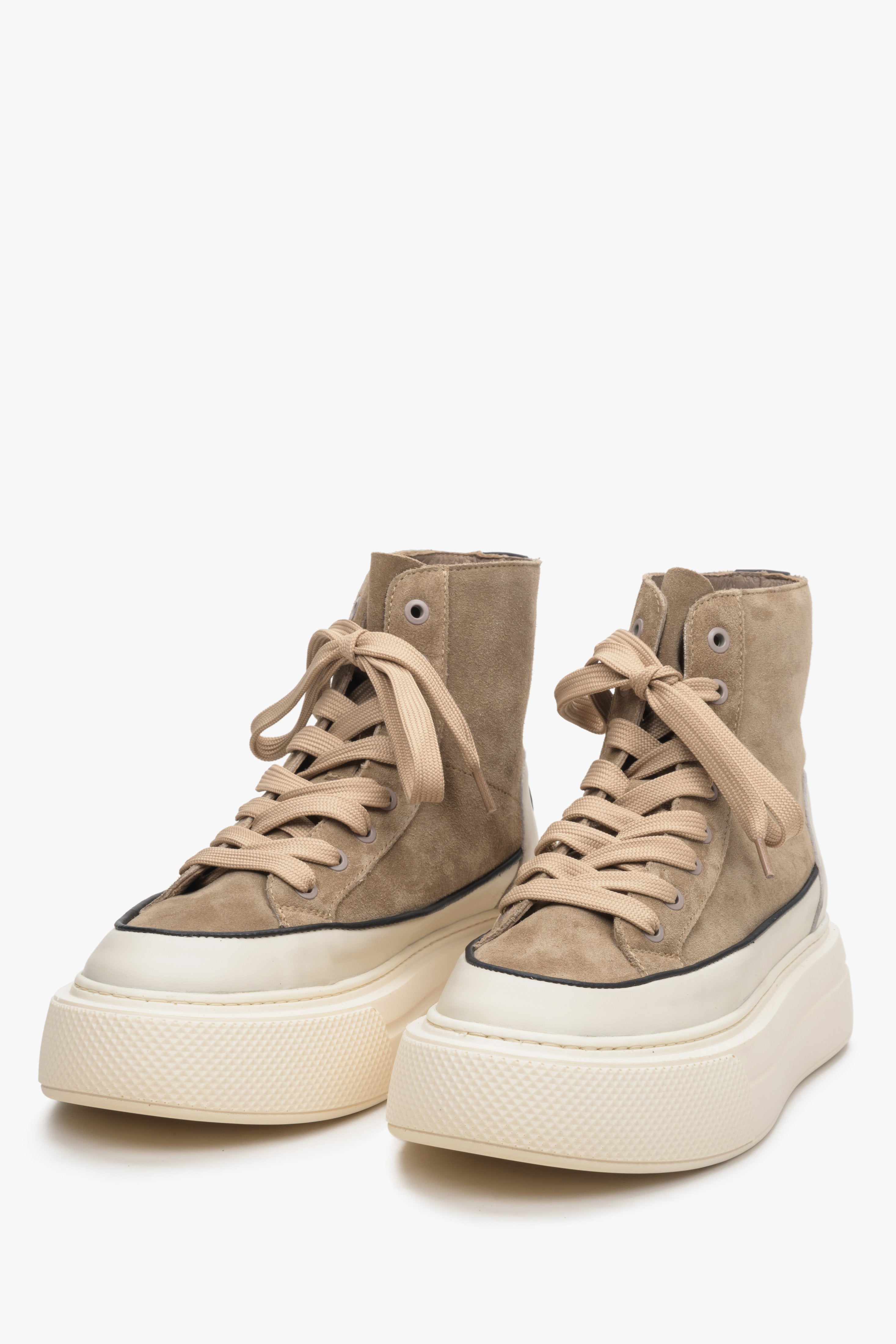 Women's brown-beige sneakers made of leather and velour by Estro - close-up on the front and lacing system.