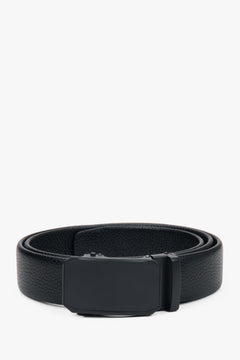 Stylish black men's belt by estro, crafted from durable pebbled genuine leather, featuring a classic design and subtle texture.