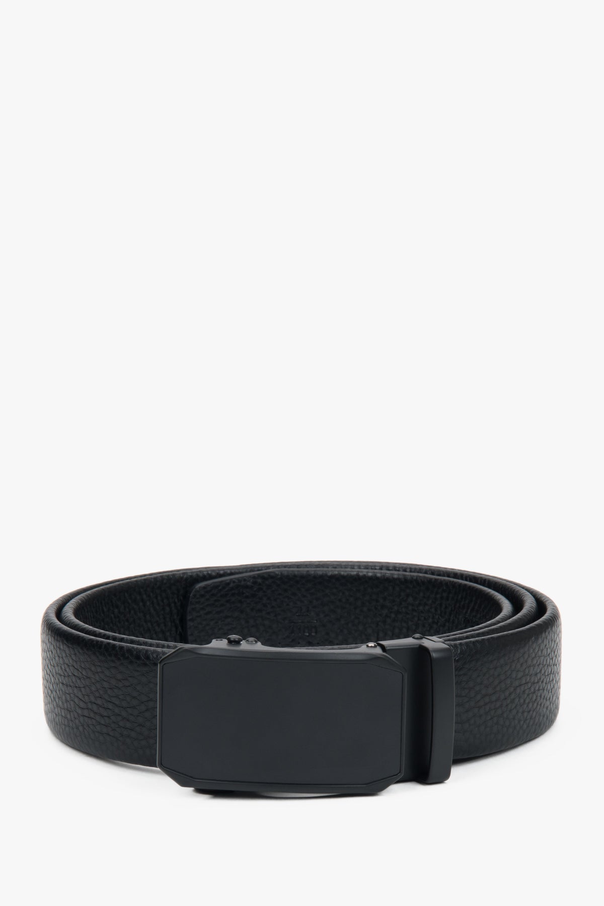 Stylish black men's belt by estro, crafted from durable pebbled genuine leather, featuring a classic design and subtle texture.