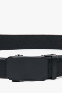 Men's black belt by estro made of genuine leather – close-up of the buckle.