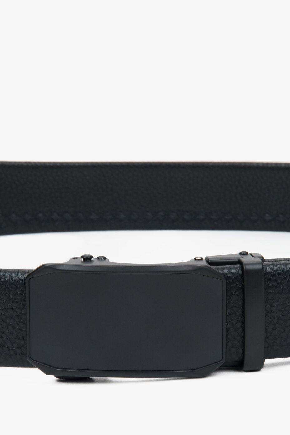 Men's black belt by estro made of genuine leather – close-up of the buckle.