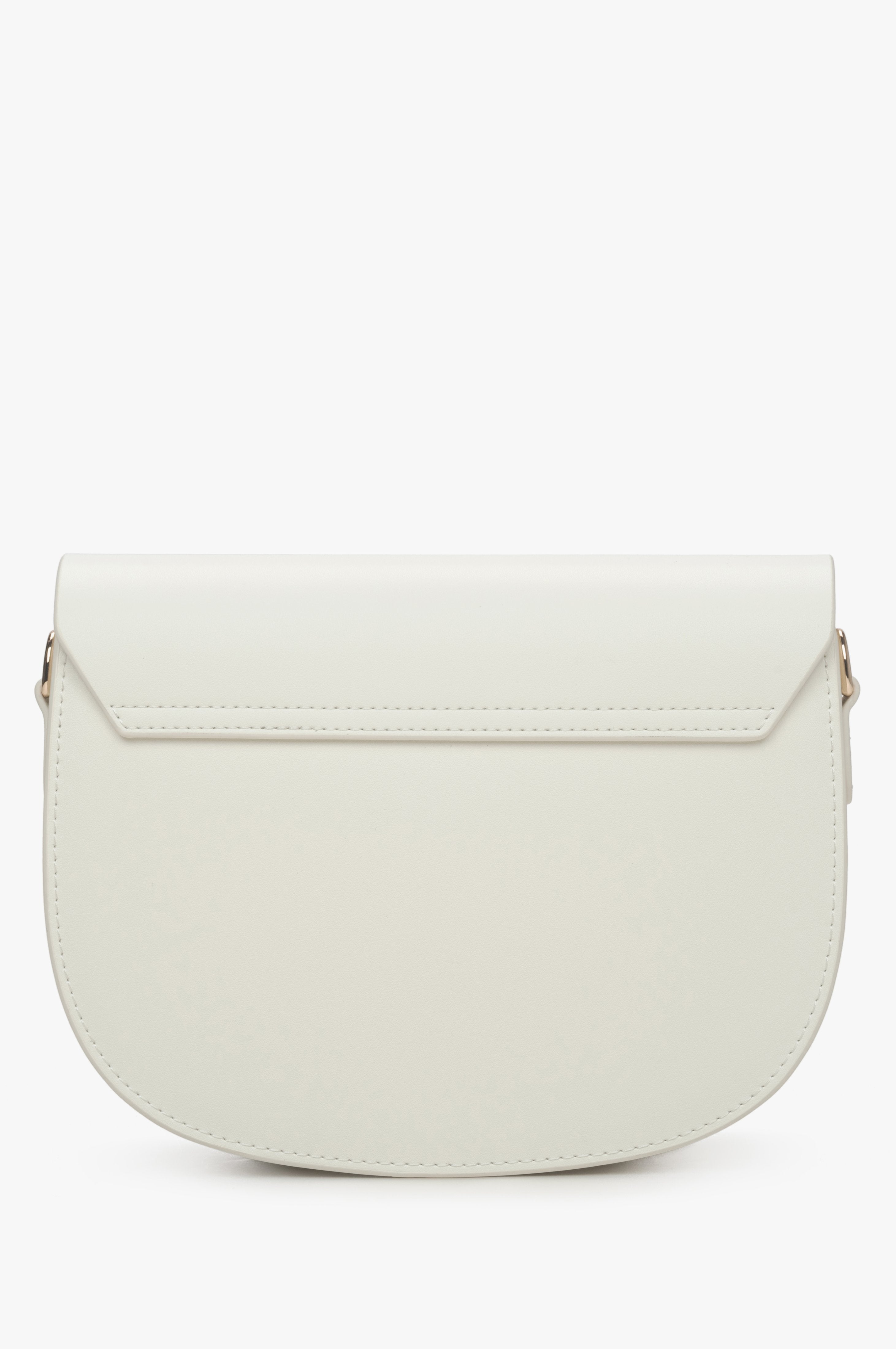 Estro women's milky-beige shoulder bag - back view of the model.