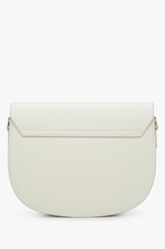 Estro women's milky-beige shoulder bag - back view of the model.