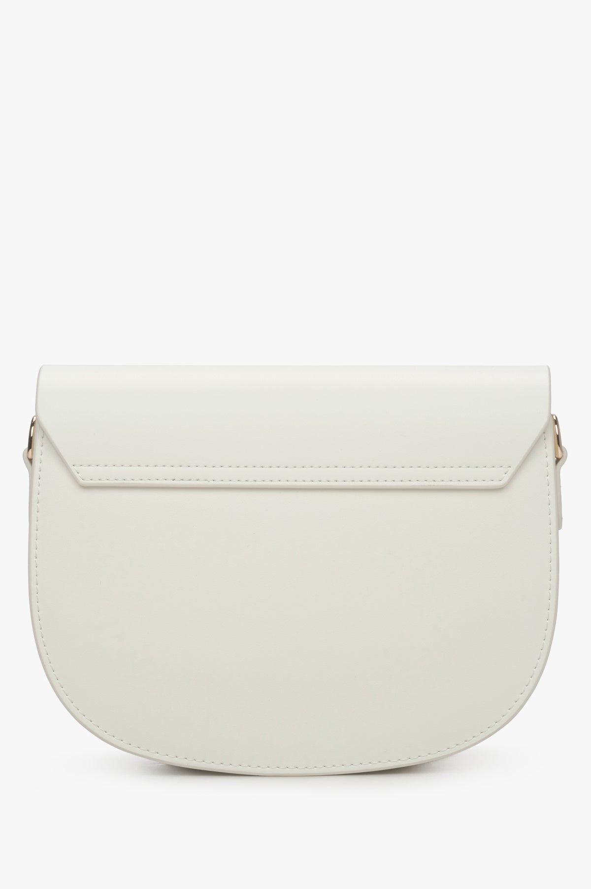 Estro women's milky-beige shoulder bag - back view of the model.