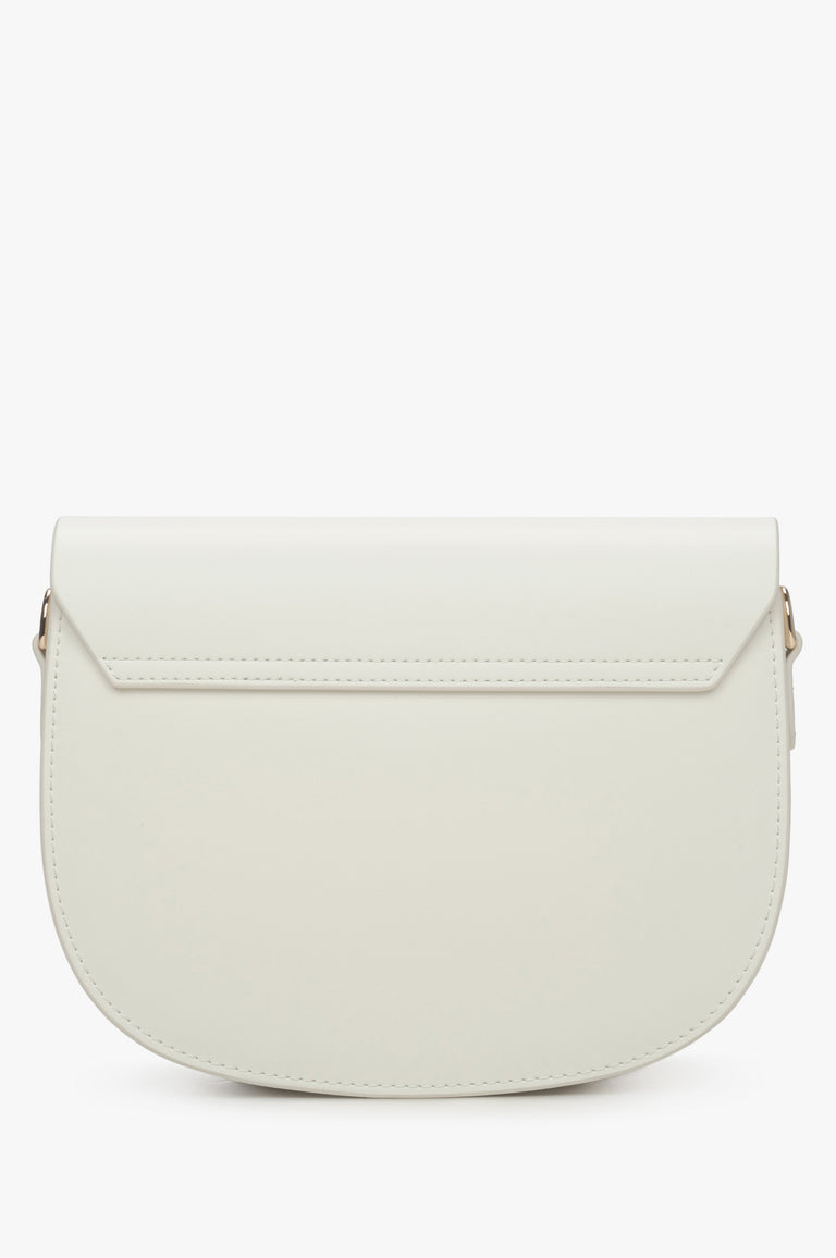 Estro women's milky-beige shoulder bag - back view of the model.