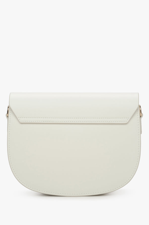 Estro women's milky-beige shoulder bag - back view of the model.