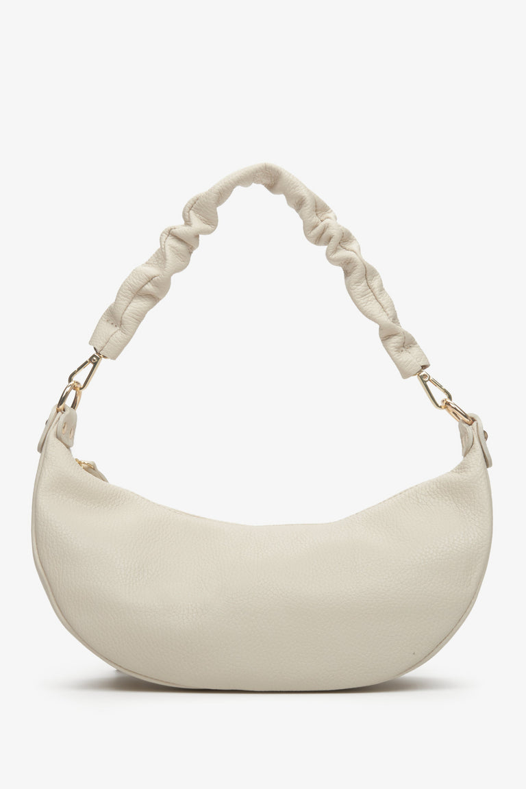 Light beige half-moon shoulder bag made of natural leather by Estro.