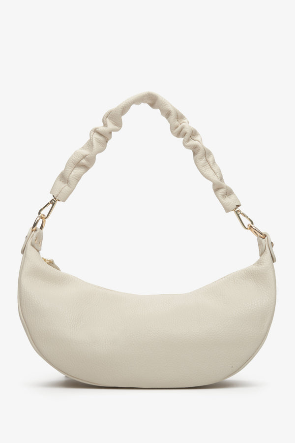 Light beige half-moon shoulder bag made of natural leather by Estro.