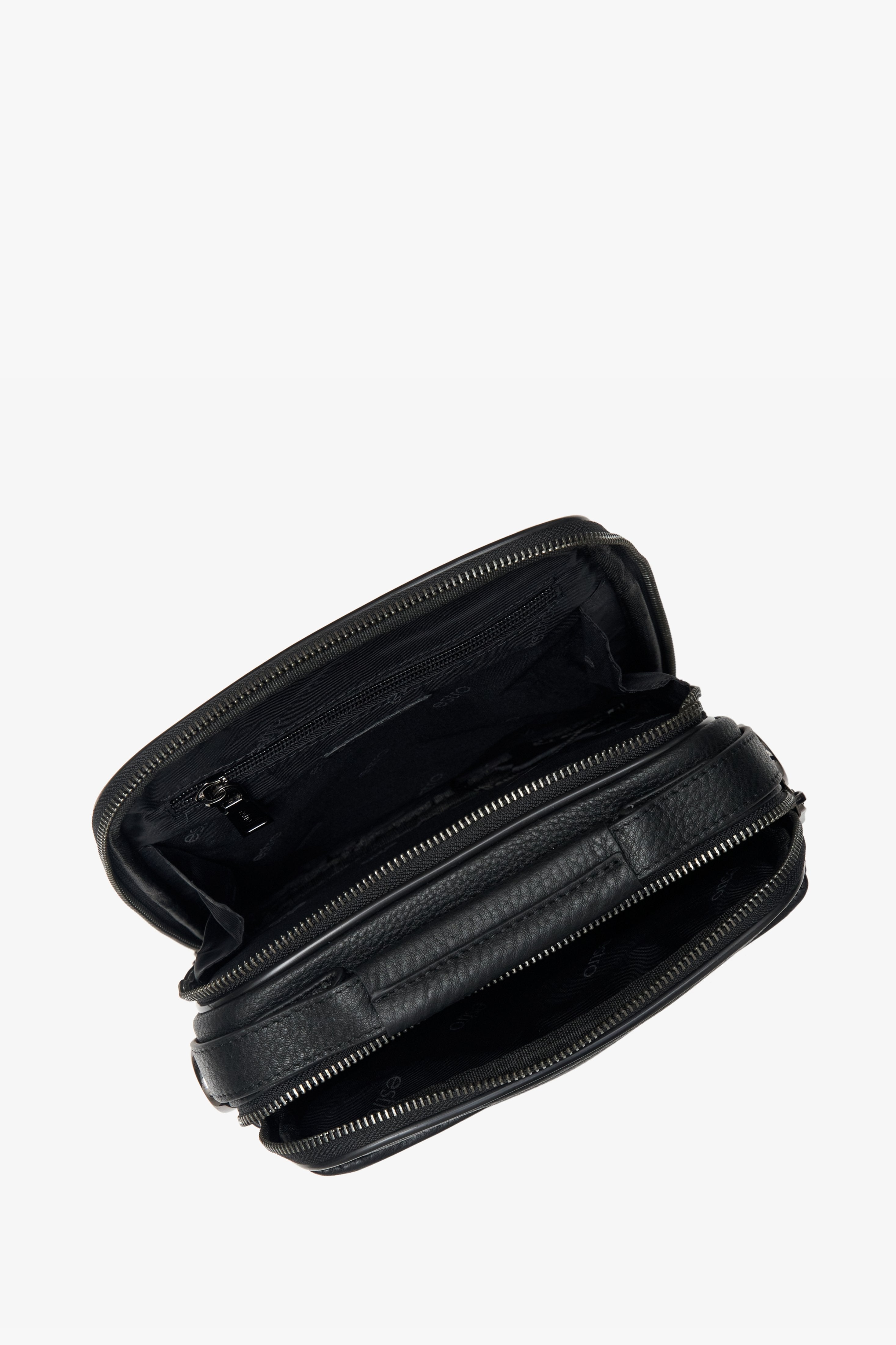 Men's black leather waist bag by Estro - close-up on the interior of the model.