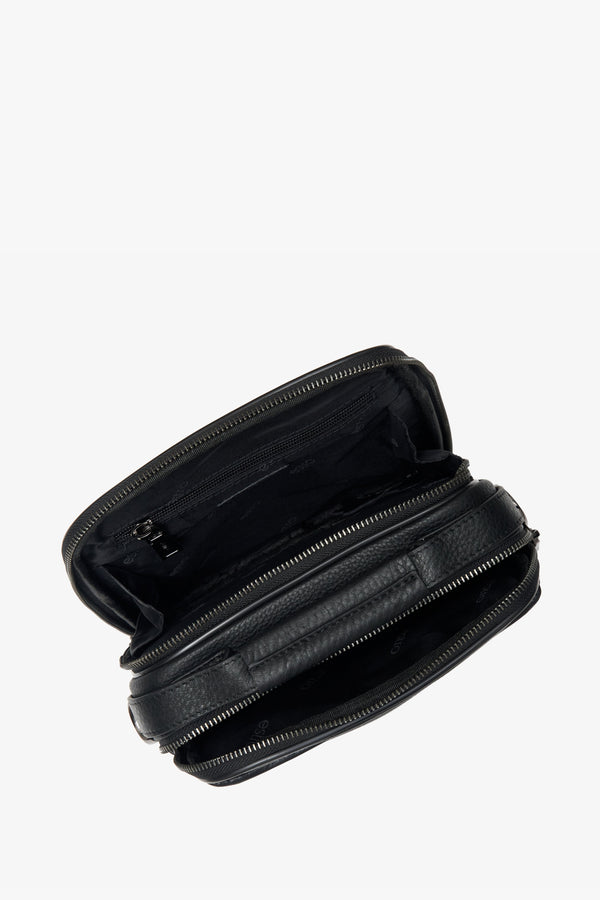 Men's black leather waist bag by Estro - close-up on the interior of the model.