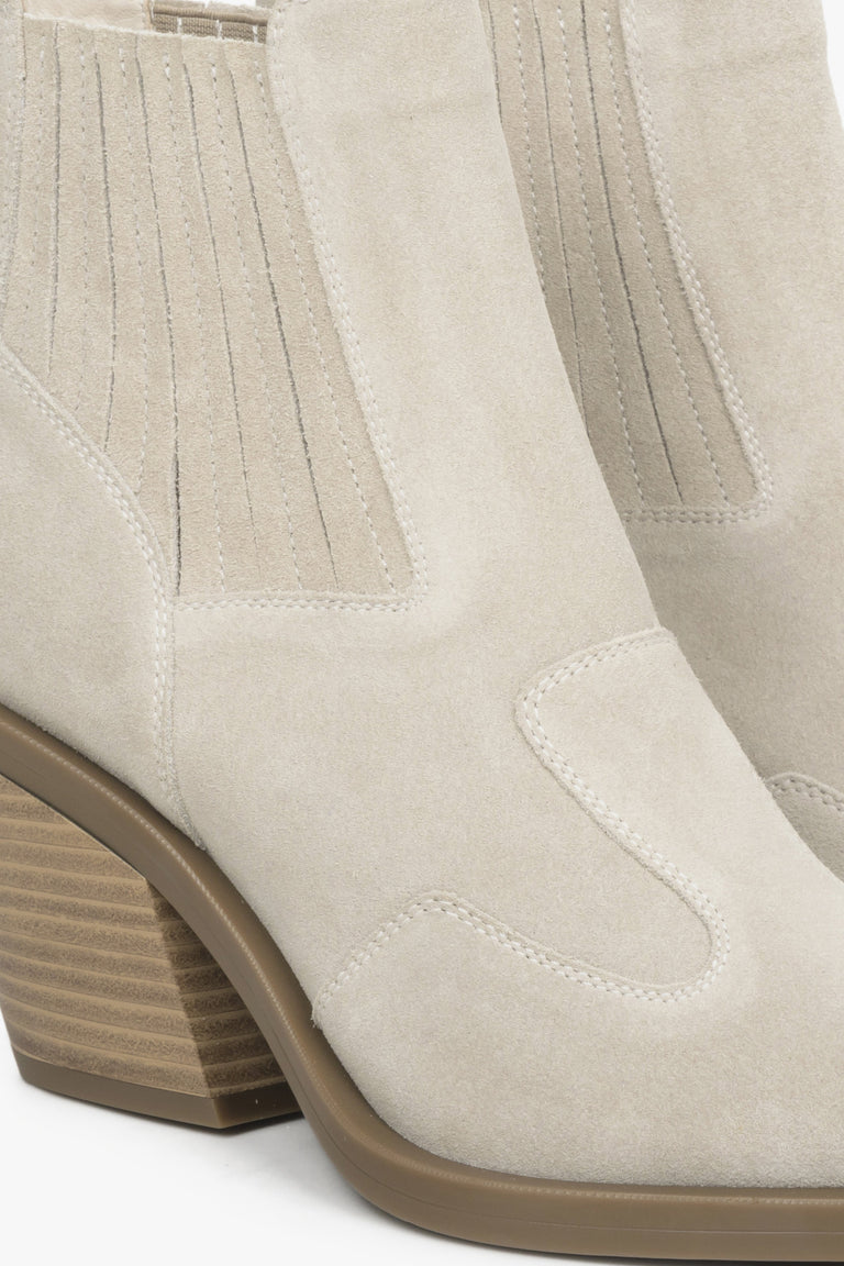 Estro beige-grey cowboy boots made of genuine velour - close-up of the details.