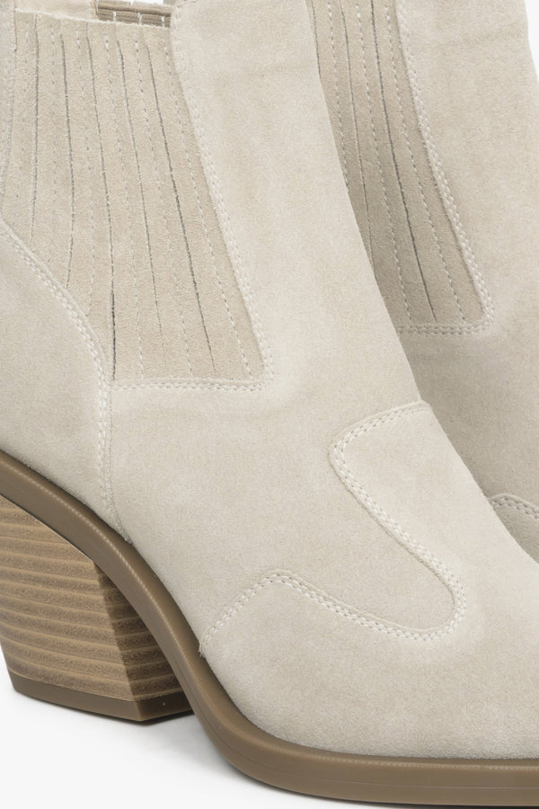 Estro beige-grey cowboy boots made of genuine velour - close-up of the details.