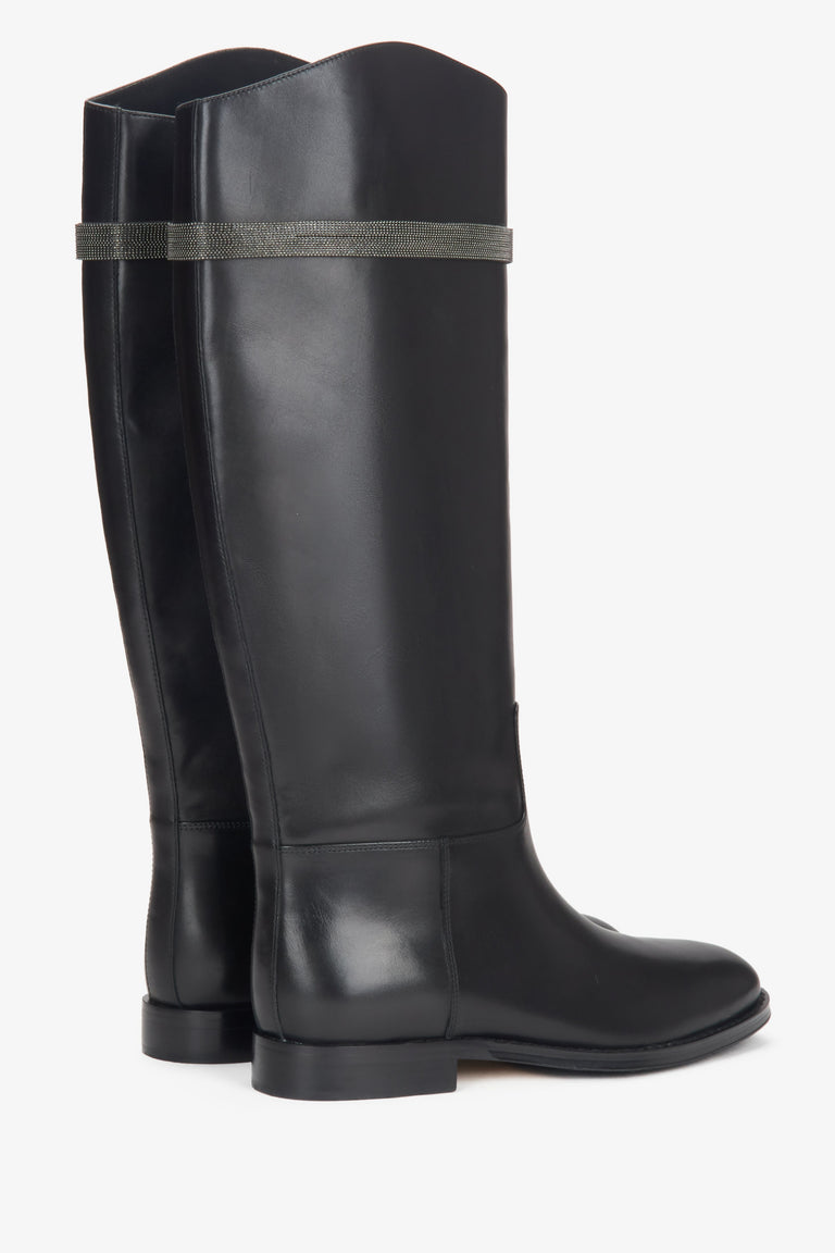 Women's leather boots with a wide shaft Estro - close-up of the shaft and heel of the shoes.