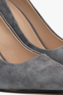 Estro – grey velour women's pumps on a heel – close-up on details.