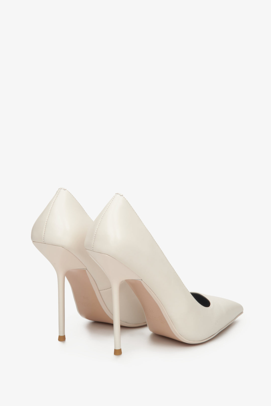 Estro's women's white high-heeled pumps - close-up on the shoe's heel.