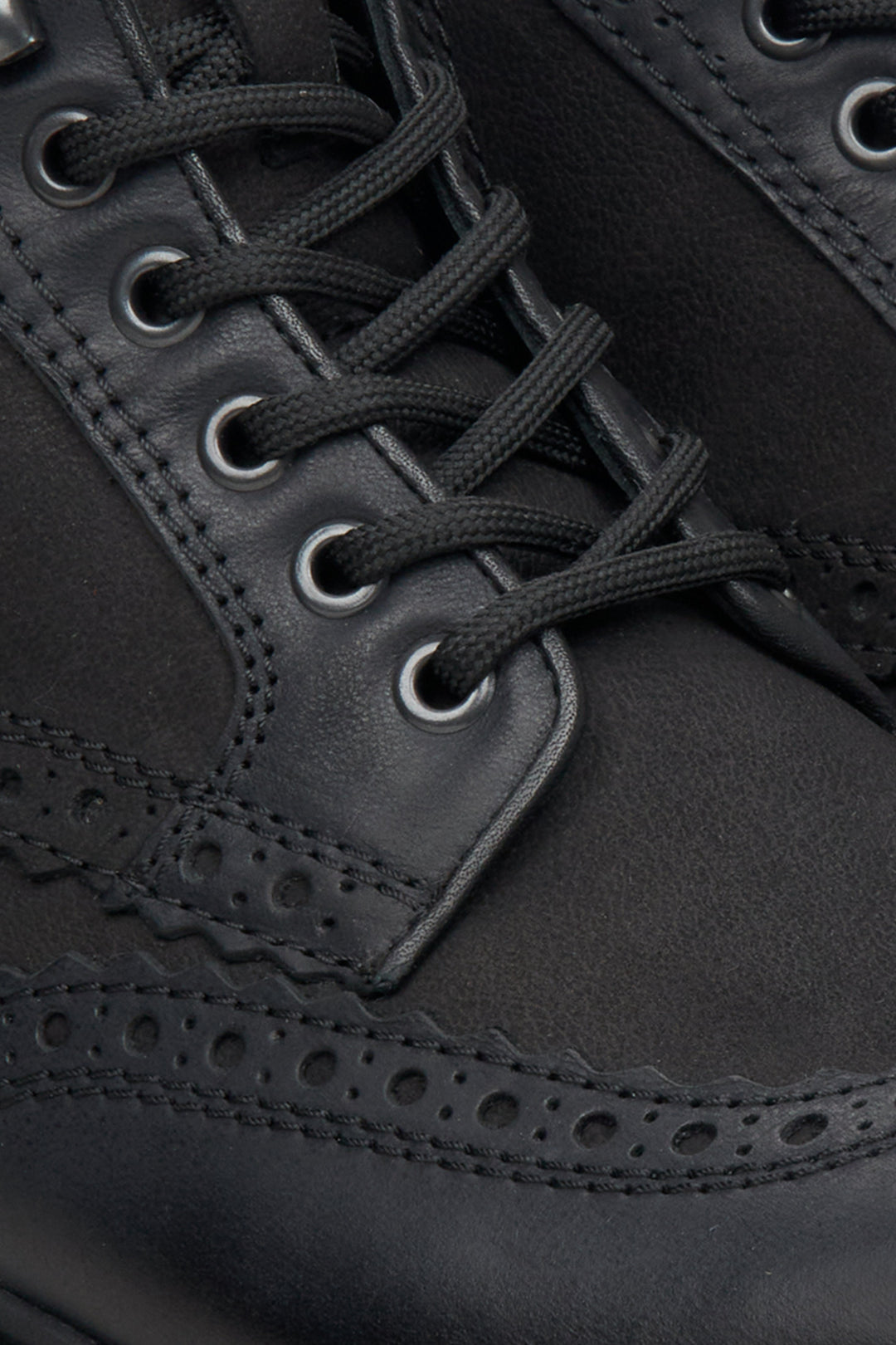 Men's black nubuck Estro winter boots - close-up on the details.