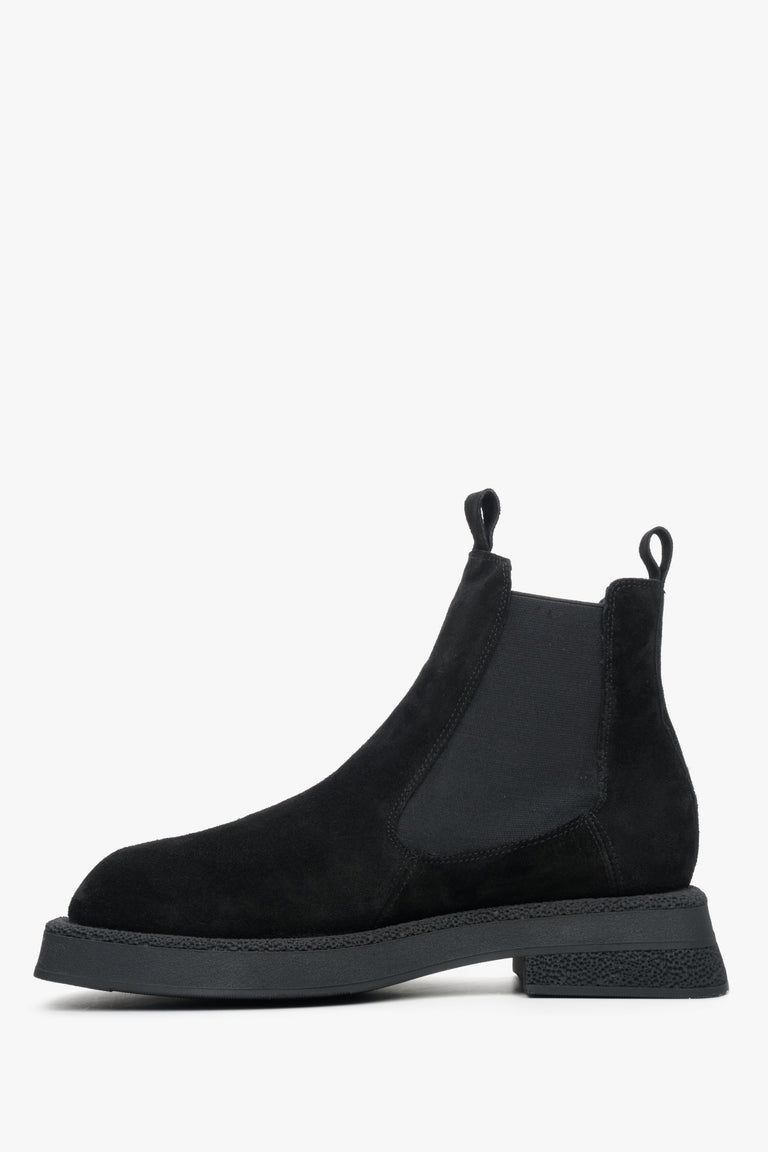 Black suede Chelsea boots Estro - shoe profile.