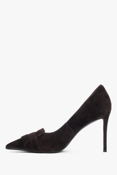 Dark brown high heels in genuine velour with decorative detail by Estro.
