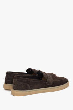 Men's dark brown loafers combining a classic velour look with a modern, flexible sole for all-day wear.