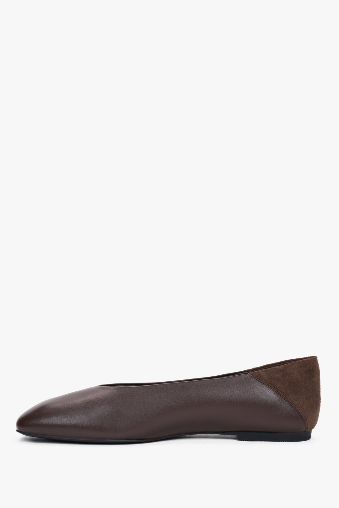 A flat, ergonomic sole providing stability and comfort for everyday wear.