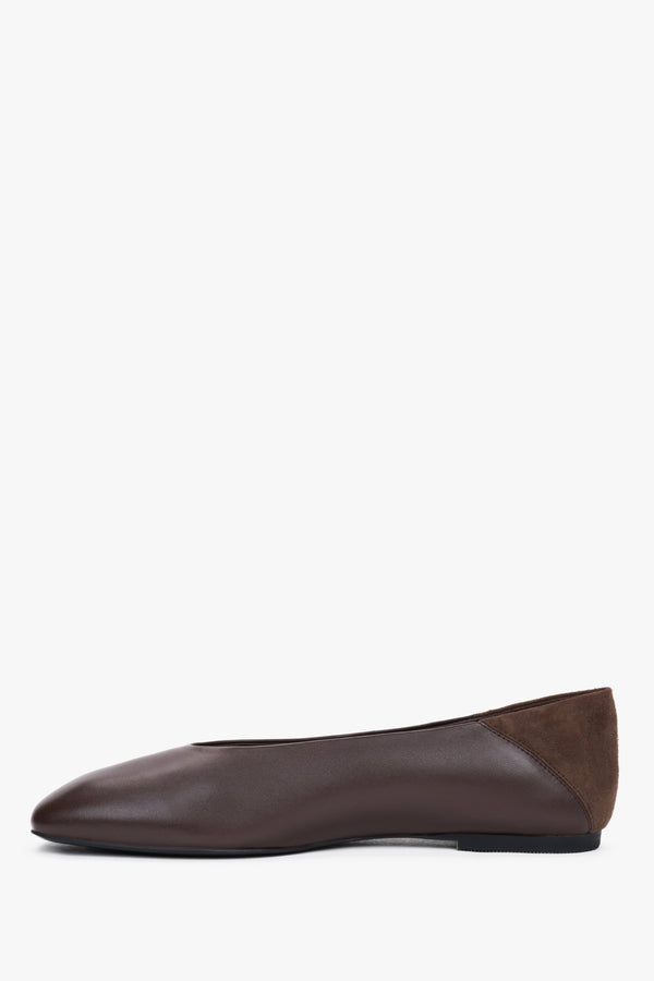 A flat, ergonomic sole providing stability and comfort for everyday wear.