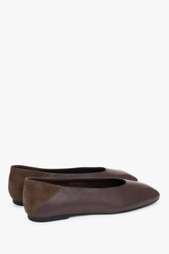 A refined combination of smooth natural leather and soft velour at the heel counter.