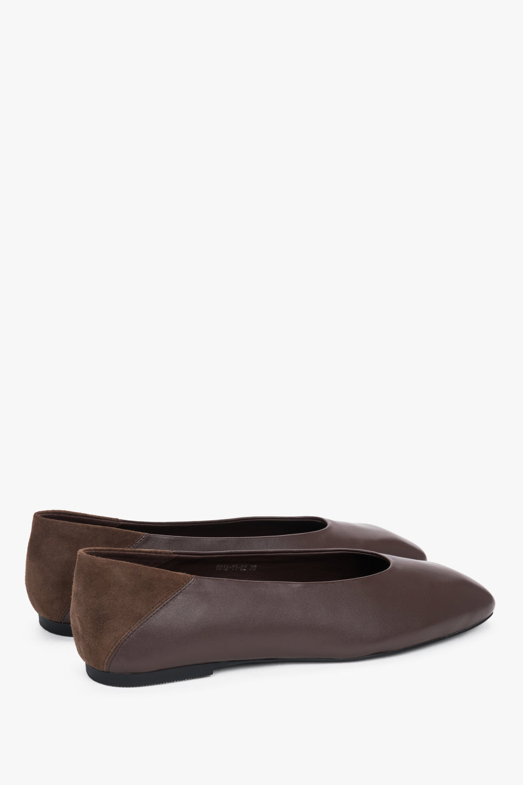A refined combination of smooth natural leather and soft velour at the heel counter.